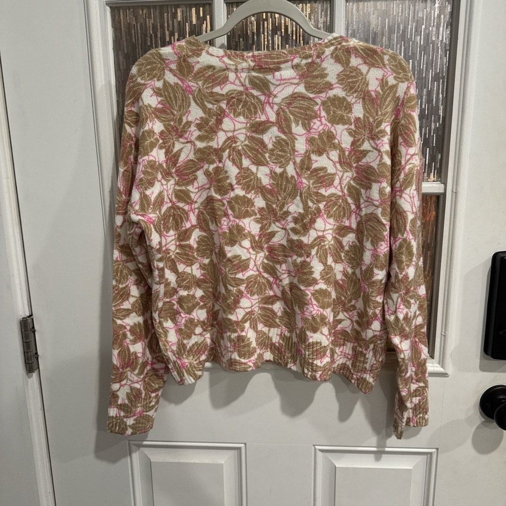 CeCe Women Medium V-Neck Sweater Soft Knit Beige Pink Leaf Pattern Pullover NWT - Picture 4 of 12